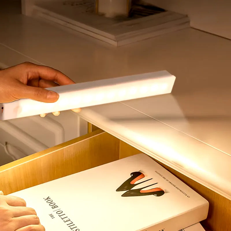 Luminária LED Recarregável com Sensor de Movimento - Atene